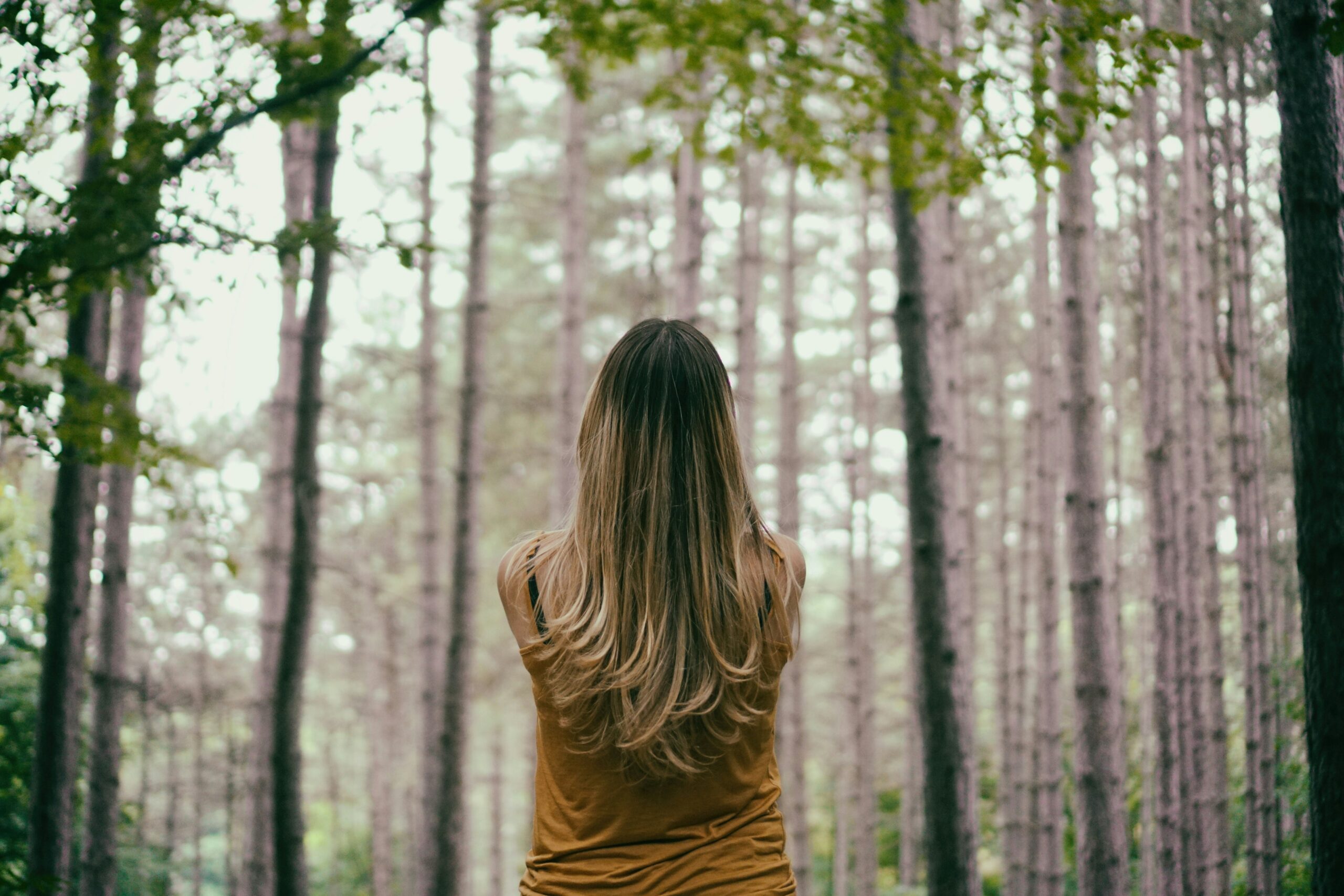 Foto de <a href="https://unsplash.com/es/@yasinhosgor?utm_content=creditCopyText&utm_medium=referral&utm_source=unsplash">Yasin Hoşgör</a> en <a href="https://unsplash.com/es/fotos/mujer-con-camisa-marron-frente-a-los-arboles-Yz2En0woltg?utm_content=creditCopyText&utm_medium=referral&utm_source=unsplash">Unsplash</a>
